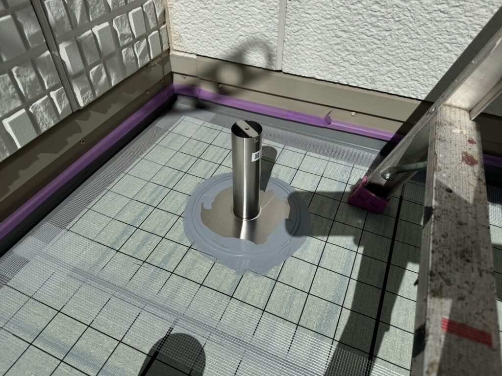 【ベランダ防水】<br />
脱気筒取り付け<br />
（脱気筒を取り付けることにより、中の水蒸気が脱気筒から排出されるようになり、膨れ（不具合）にくくなります。）